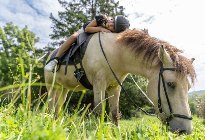 Kinder auf einer Kutsche mit zwei Ponys im Familienhotel Waldhof Fuschlsee Resort, Salzkammergut.
