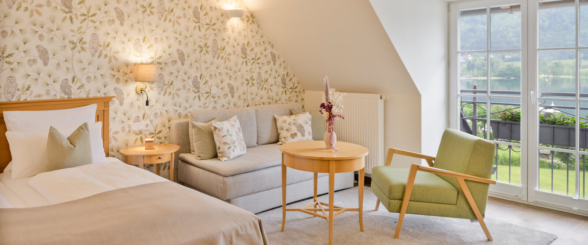 Großzügiges, lichtdurchflutetes Zimmer im 4*S Waldhof Fuschlsee Resort mit Blick auf den Fuschlsee.