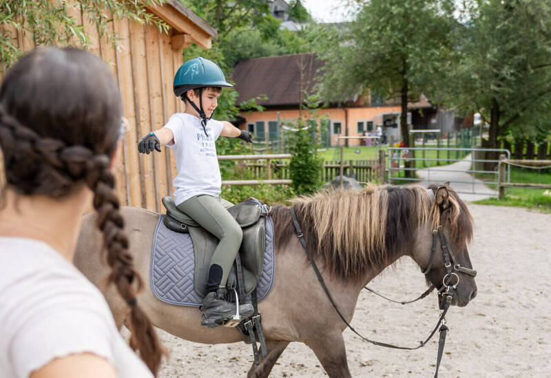 Kind beim Spielen im Indoor-Spielzimmer im Familienhotel Waldhof Fuschlsee Resort.