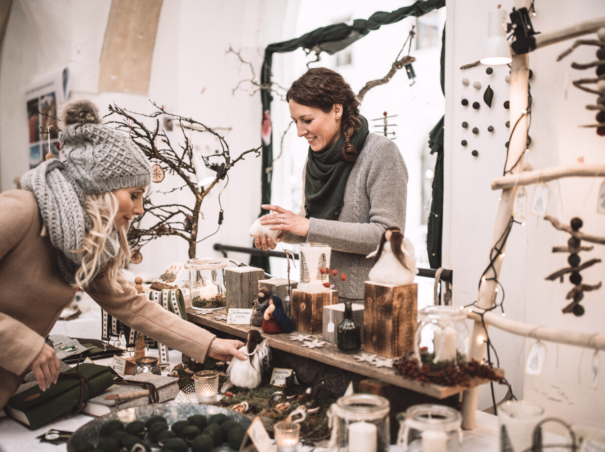 Traditionelles Handwerk wird auf den Adventmärkten im Salzkammergut angeboten.