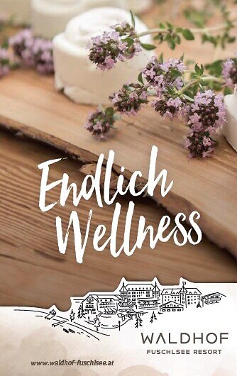 Endlich Wellness: Holzplatte mit Kräutern und Spa-Elementen im Waldhof Fuschlsee Resort.