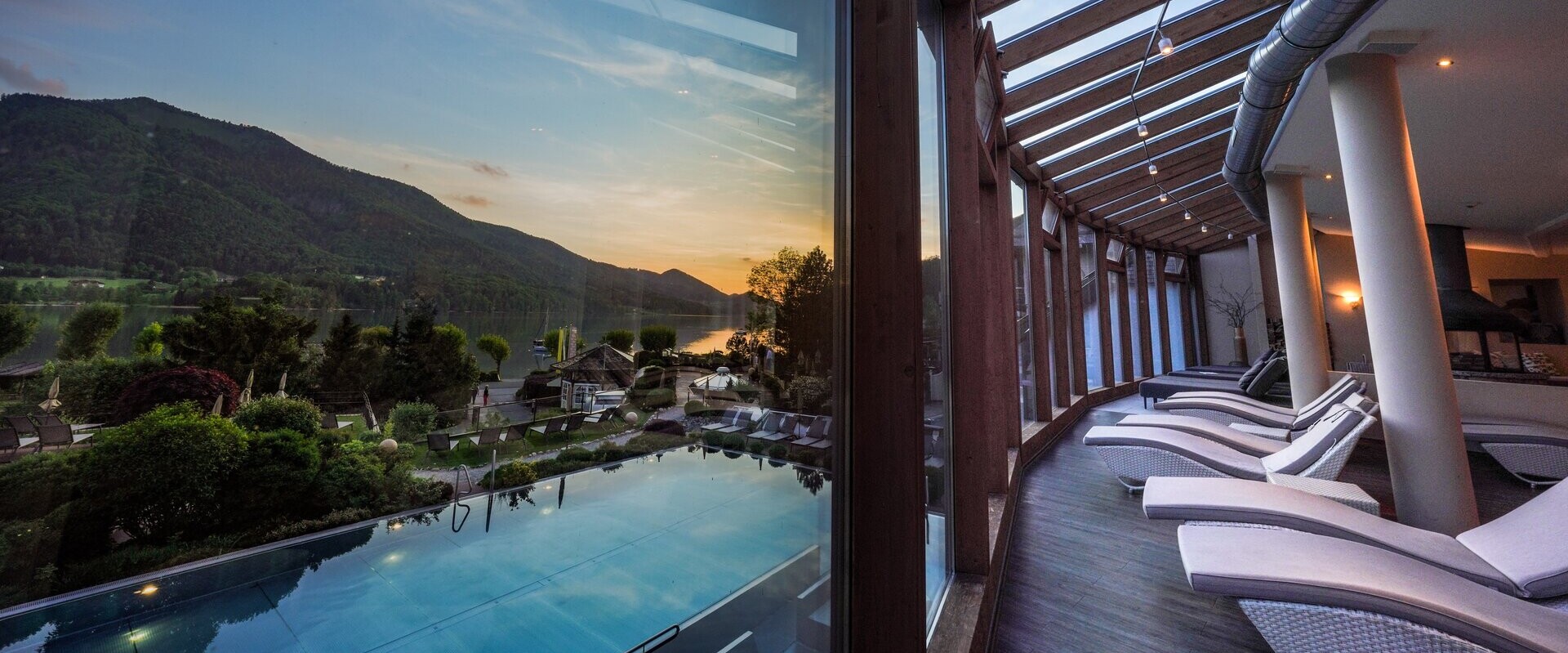Blick aus dem Ruheraum auf den Außenpool des Wellnesshotel Ebner's Waldhof im Salzburger Land.