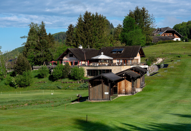 Der Golfclub Waldhofalm mit 9-Loch Golfplatz des Waldhof Fuschlsee Resorts im Salzburger Land.