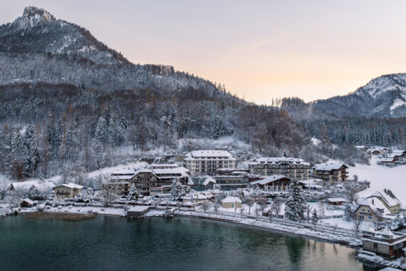 Blick aus dem Panorama-Ruheraum auf den sommerlichen Fuschlsee im Salzkammergut.