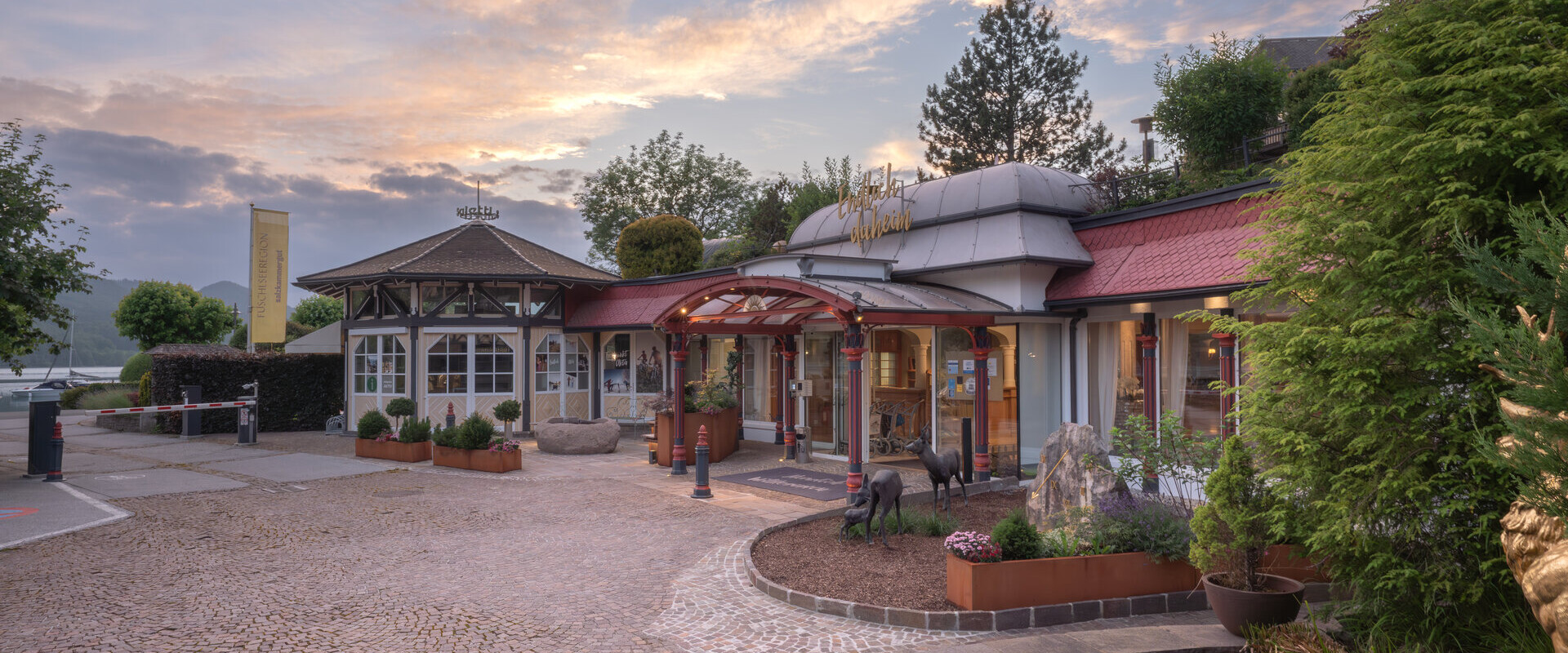 Winter und Wellness in perfekter Kombination: der verschneite Außenpool im Waldhof Fuschlsee Resort..