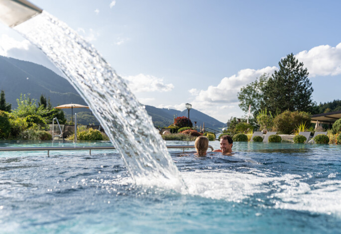 Ein Ort der Ruhe - Panoramablick von der Terrasse des Hotel Ebner's Waldhof am Fuschlsee.