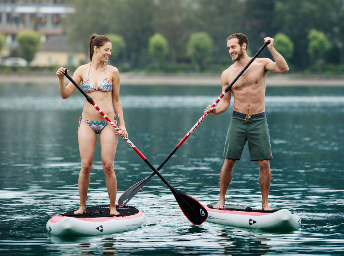 Zwei Standup-Paddeler am Fuschlsee bei Salzburg.