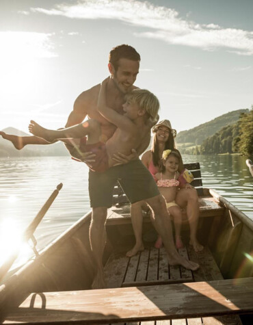 Familie in einem Ruderboot am Fuschlsee, Salzkammergut.