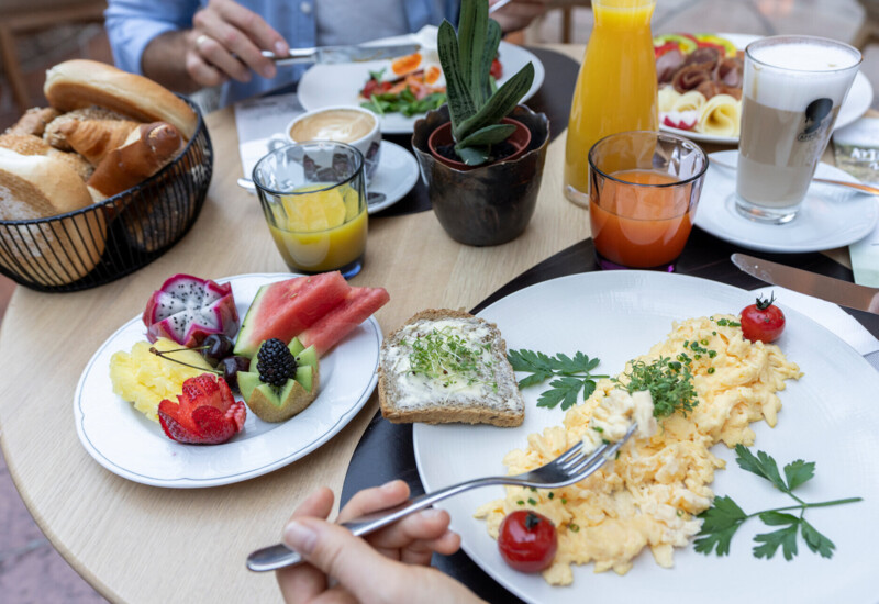 Herrliches Frühstück mit frischem Obst im Waldhof Fuschlsee Resort.