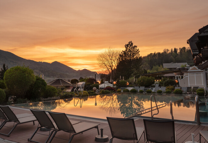 Pärchen auf einer Parkbank sitzend am Ufer des Fuschlsee im Salzkammergut.