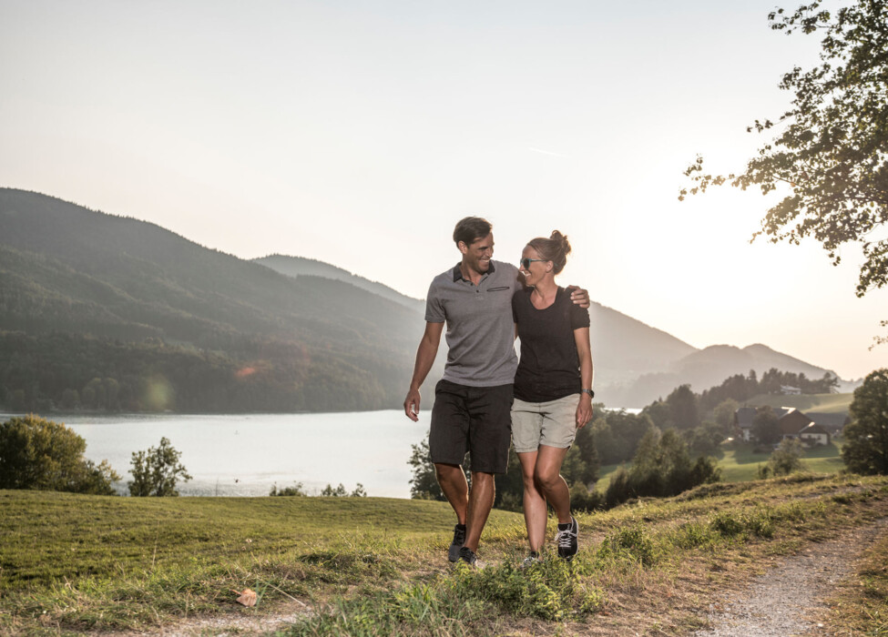 Pärchen im Sommer bei einem Spaziergang am Fuschlsee.