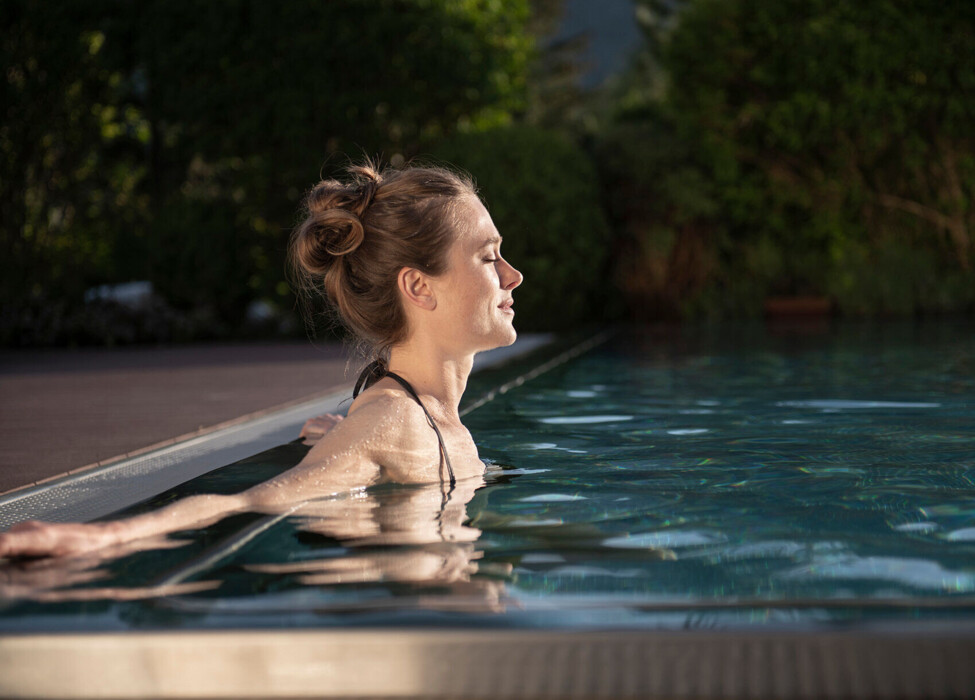 Frau entspannt im Außenpool