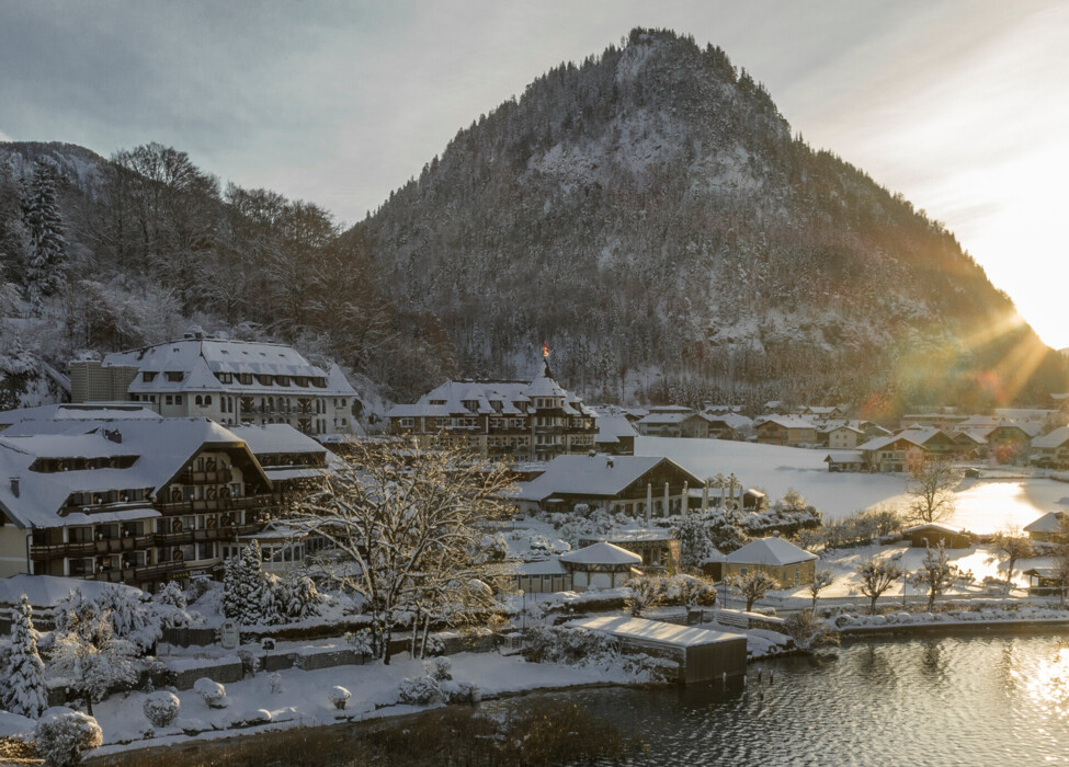 Panoramablick auf das Hotel Ebner's Waldhof am Fuschlsee im Winter.