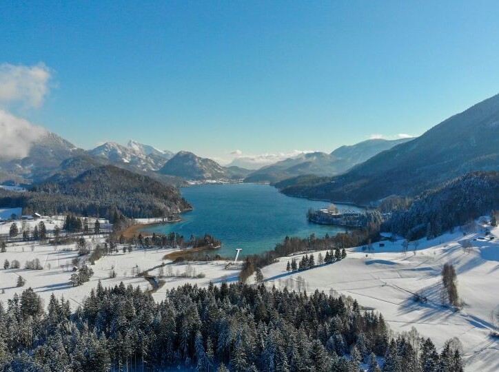 Blick auf den winterlichen Fuschlsee im Salzkammergut.