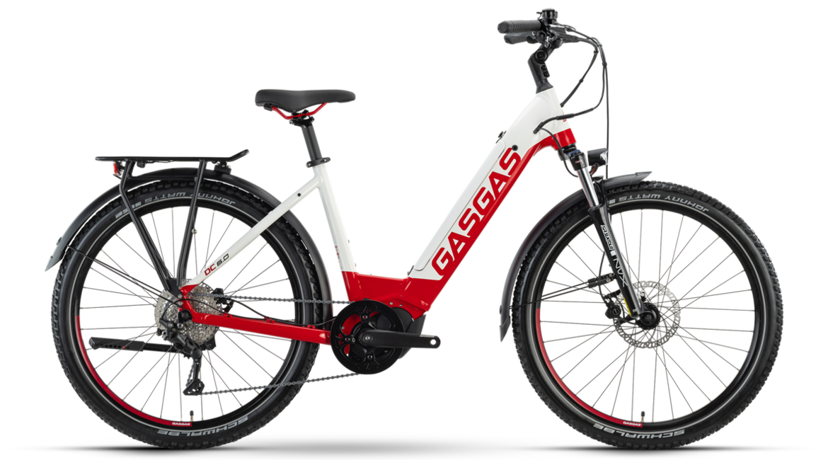 Elektrisches Fahrrad in Weiß und Rot mit Gepäckträger und Stoßdämpfern, vor weißem Hintergrund.