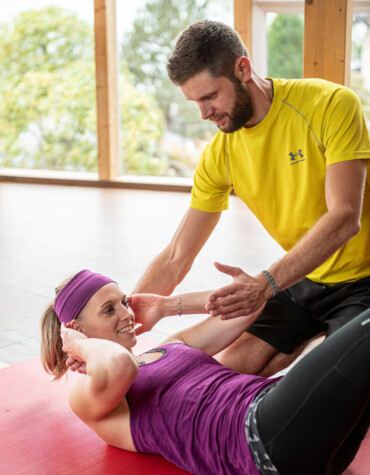 Fitnesstrainer beim Training mit junger Dame im Hotel Ebner's Waldhof am Fuschlsee.