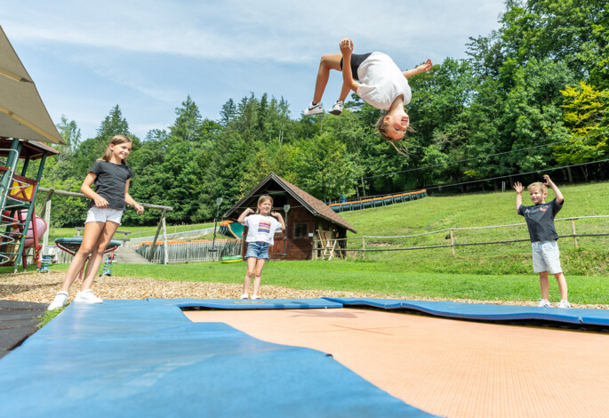Familie beim Minigolfspielen auf dem hoteleigenen Minigolfplatz