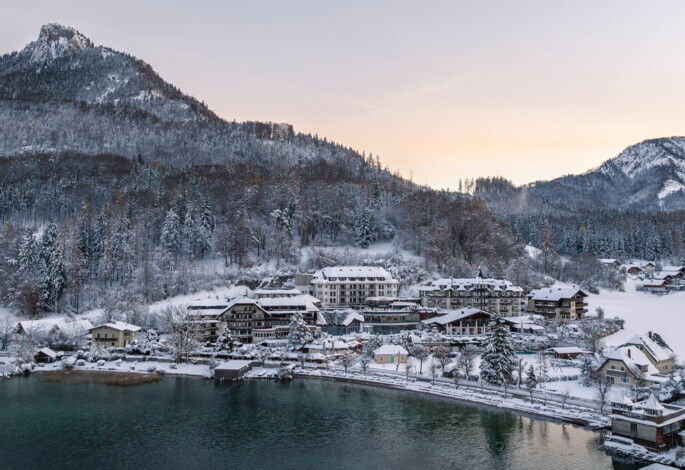 Blick aus dem Panorama-Ruheraum auf den sommerlichen Fuschlsee im Salzkammergut.