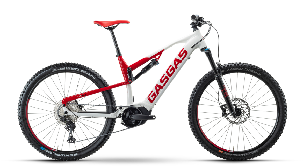 Ein weiß-rotes Mountainbike mit dicken Reifen und Scheibenbremsen.