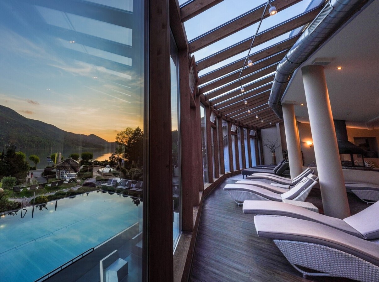 Blick aus dem Ruheraum auf den Außenpool des Wellnesshotel Ebner's Waldhof im Salzburger Land.