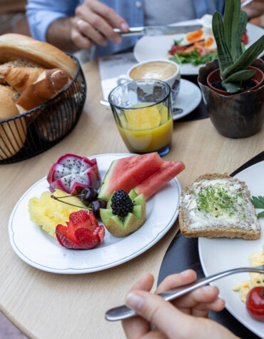 Herrliches Frühstück mit frischem Obst im Waldhof Fuschlsee Resort.