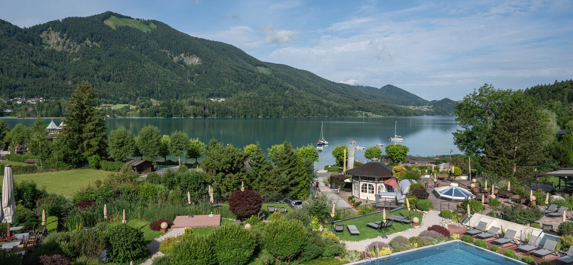 Panoramablick vom Fuschlsee auf das Hotel Ebner's Waldhof.