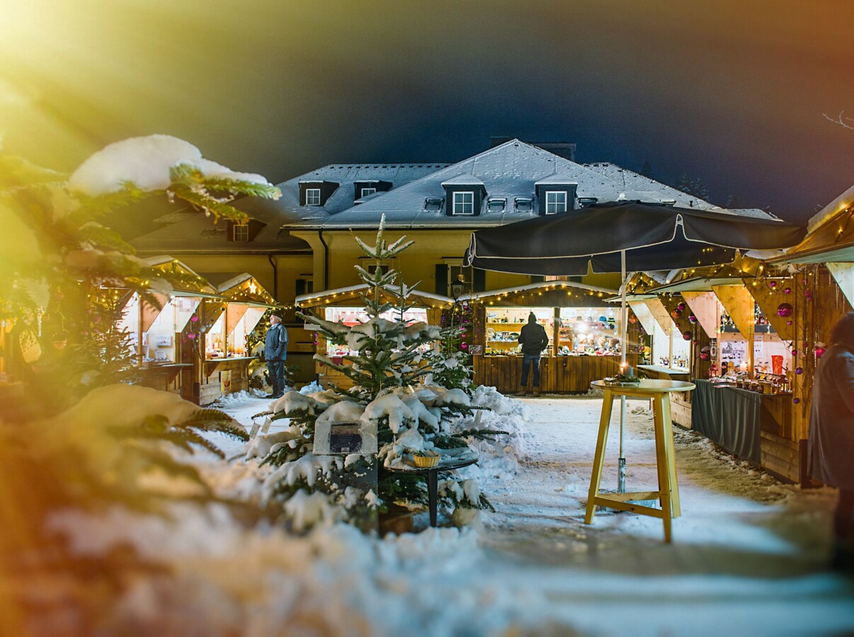 Stände eines Christkindlmarktes.