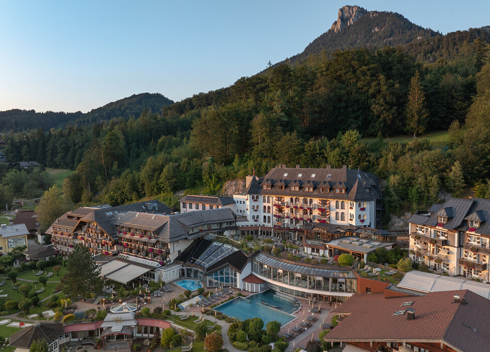 Außenansicht im Sommer des 4*S Waldhof Fuschlsee Resort