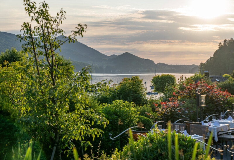 Panoramablick von der Terrasse des Hotel Ebner's Waldhof über den Fuschlsee.