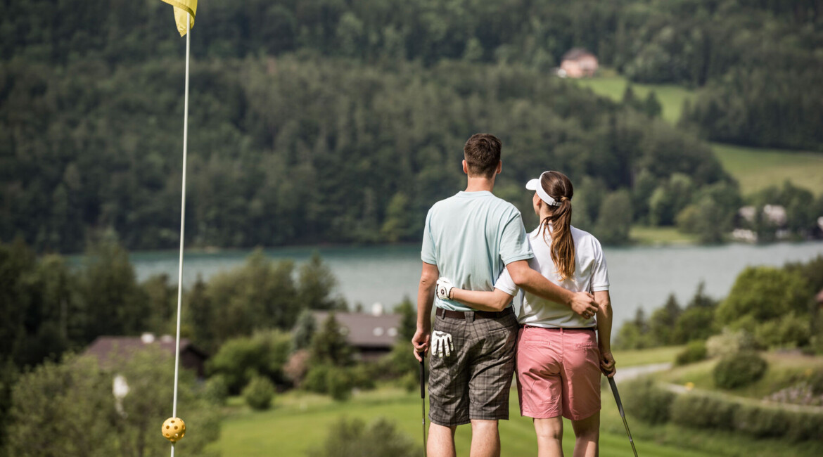 Golfgenuss am Fuschlsee - Pärchen am hoteleigenen Golfplatz des Hotel Ebner's Waldhof am See.