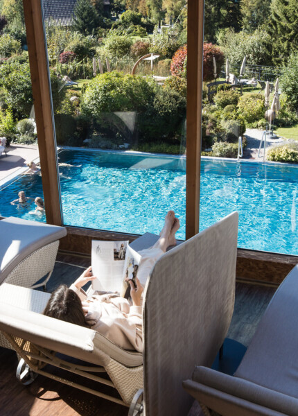 Wellnessgenuss im Outdoor-Pool des Wellnesshotel Ebner's Waldhof am See.