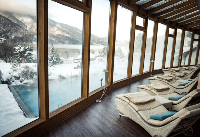 Panoramablick auf das 4 Sterne Superior Hotel Ebner's Waldhof mit dem Fuschlsee.