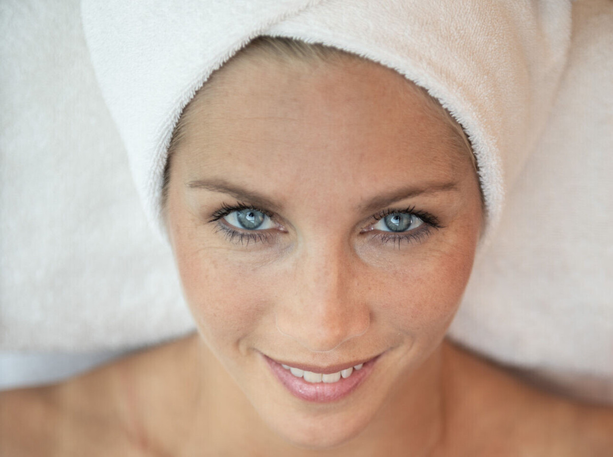 Junge Dame bei einer Gesichtsanwendung im Salzburger Wellnesshotel Ebner's Waldhof.