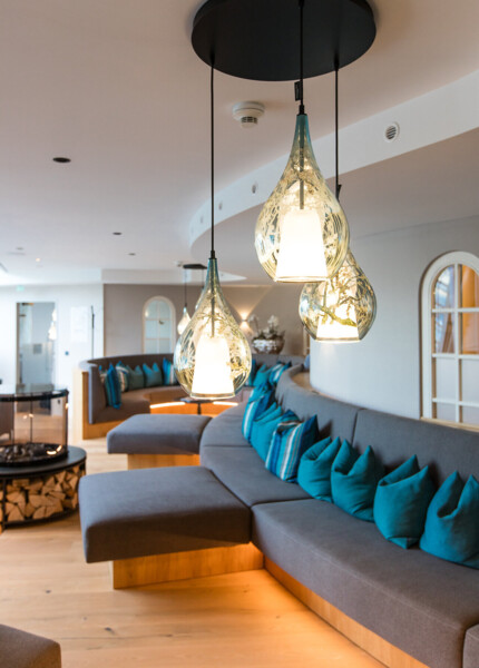 Entspannung pur im großzügigen Garten mit Liegestühlen des Hotel Ebner's Waldhof am Fuschlsee.