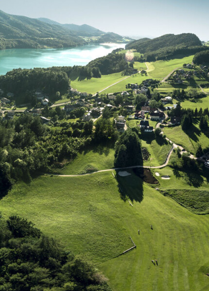 Panoramablick auf den Fuschlsee bei Salzburg und die wunderbare Landschaft.