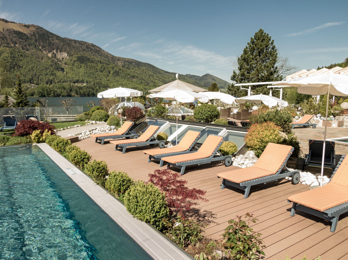 Wunderbar entspannen auf den bequemen Liegen direkt am Pool des Wellnesshotel Ebner's Waldhof am Fuschlsee.