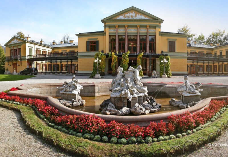 Die berühmte Kaiservilla im Sommer mit Springbrunnen in Bad Ischl.