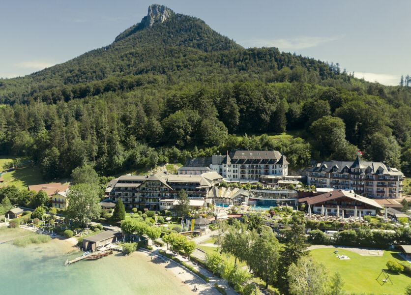 Pärchen auf einer Parkbank am Ufer des Fuschlsee im Salzkammergut.