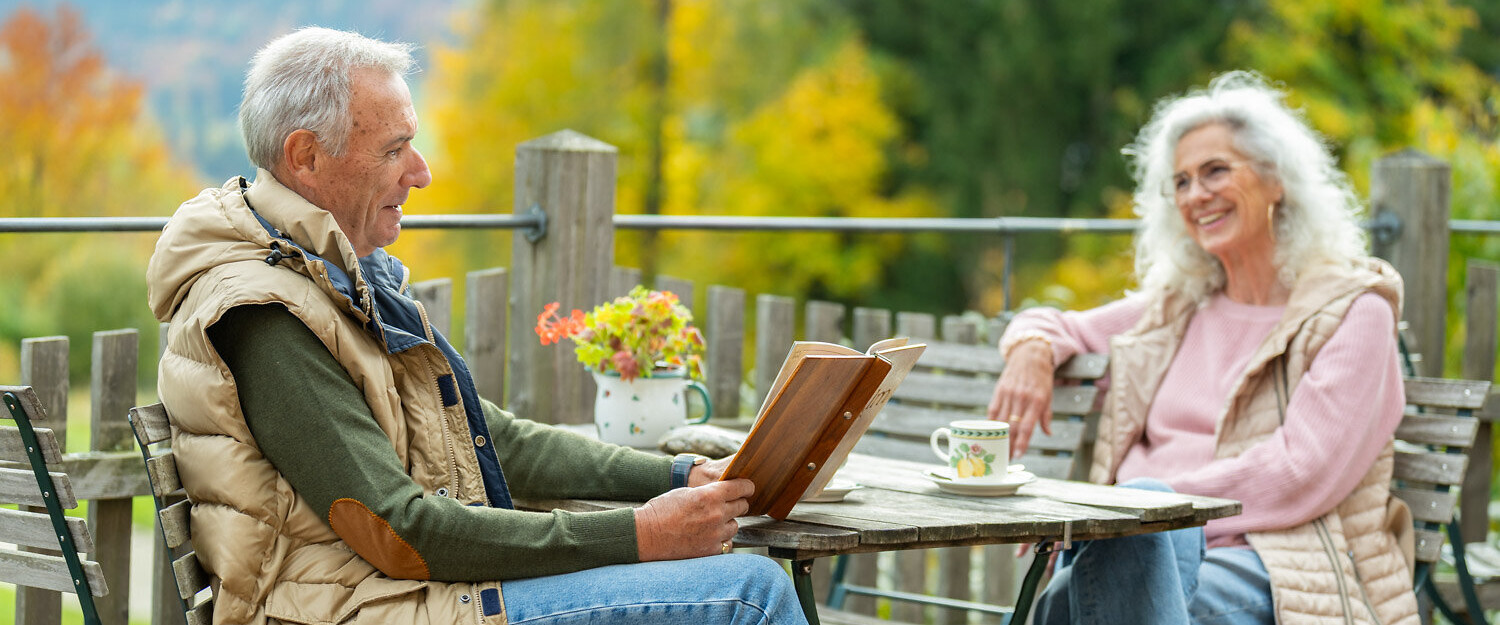 Das 4* Superior Waldhof Fuschlsee Resort mit Schnee und Außenpool.