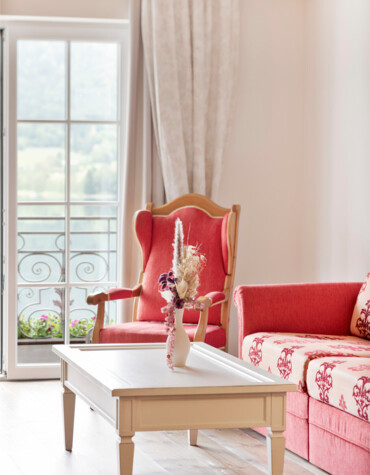 Moderne, großzügige Suite im Hotel Ebner's Waldhof am See.