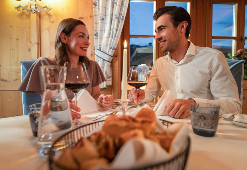 Pärchen bei einem romantischen Abendessen im 4*S Waldhof Fuschlsee Resort