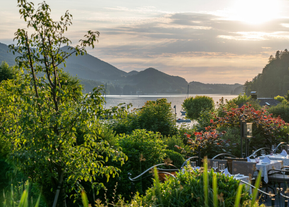 Panoramablick von der Terrasse des Hotel Ebner's Waldhof über den Fuschlsee.