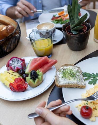 Herrliches Frühstück mit frischem Obst im Waldhof Fuschlsee Resort.