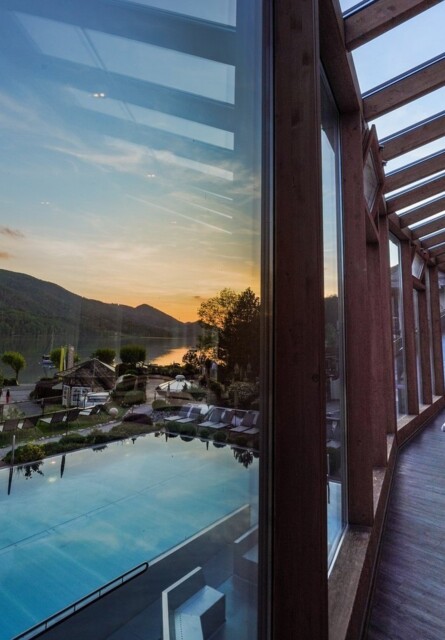 Blick aus dem Ruheraum auf den Außenpool des Wellnesshotel Ebner's Waldhof im Salzburger Land.