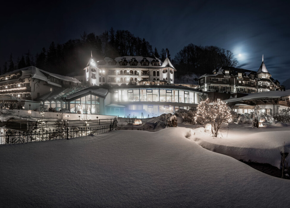 Tiefverschneite Winterlandschaft rund um das Wellnesshotel Ebner's Waldhof am See