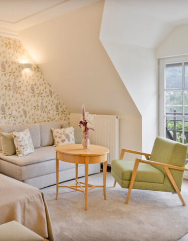 Großzügiges, lichtdurchflutetes Zimmer im 4*S Waldhof Fuschlsee Resort mit Blick auf den Fuschlsee.