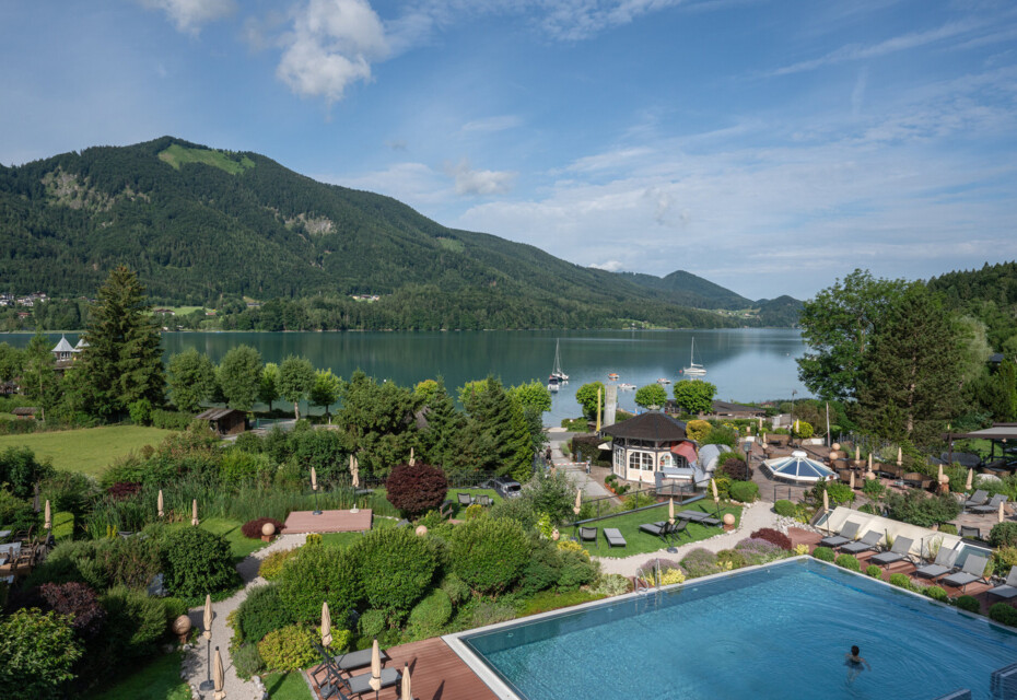 Panoramablick vom Fuschlsee auf das Hotel Ebner's Waldhof.