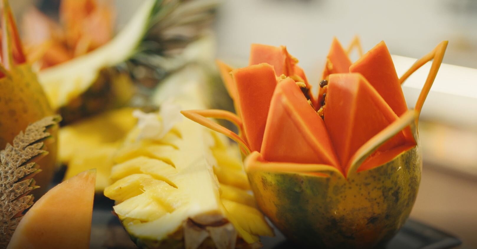 A beautifully arranged platter of sliced papaya and pineapple.