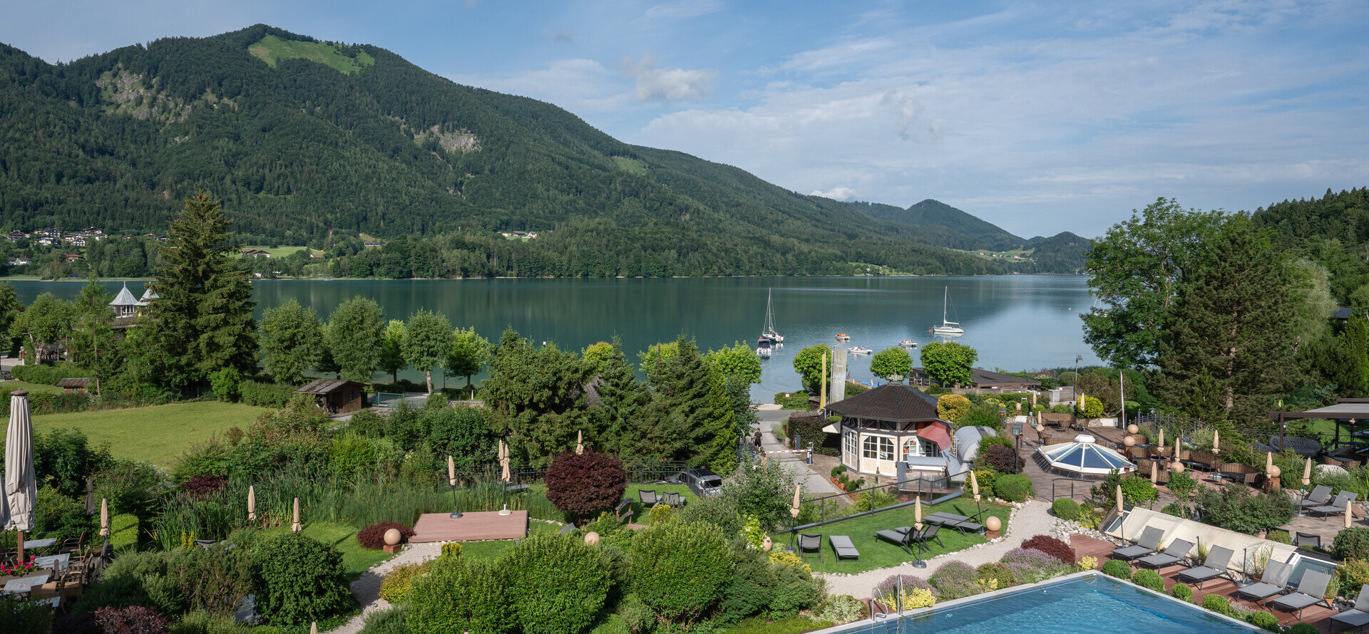 Panoramablick vom Fuschlsee auf das Hotel Ebner's Waldhof.