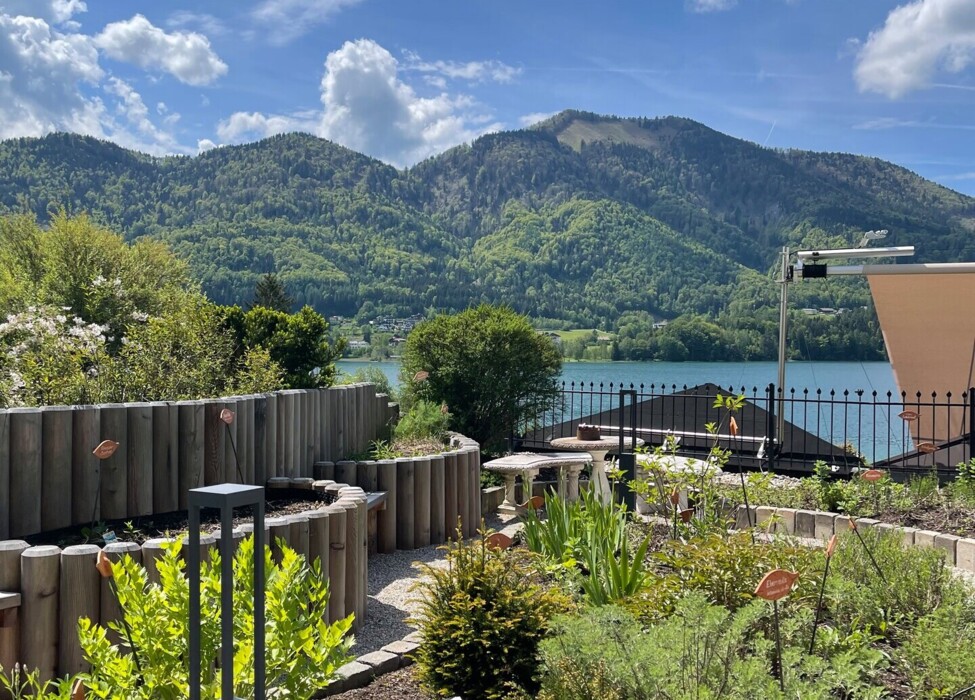 Zusammenfügen von Tinkturen aus der hoteleigenen Kräuterwelt im Hotel Ebner's Waldhof.
